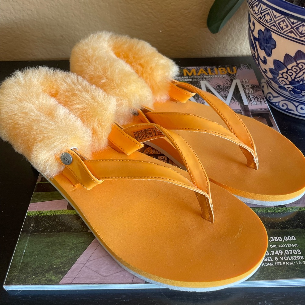 UGG sandals! NEW💕
Size 5